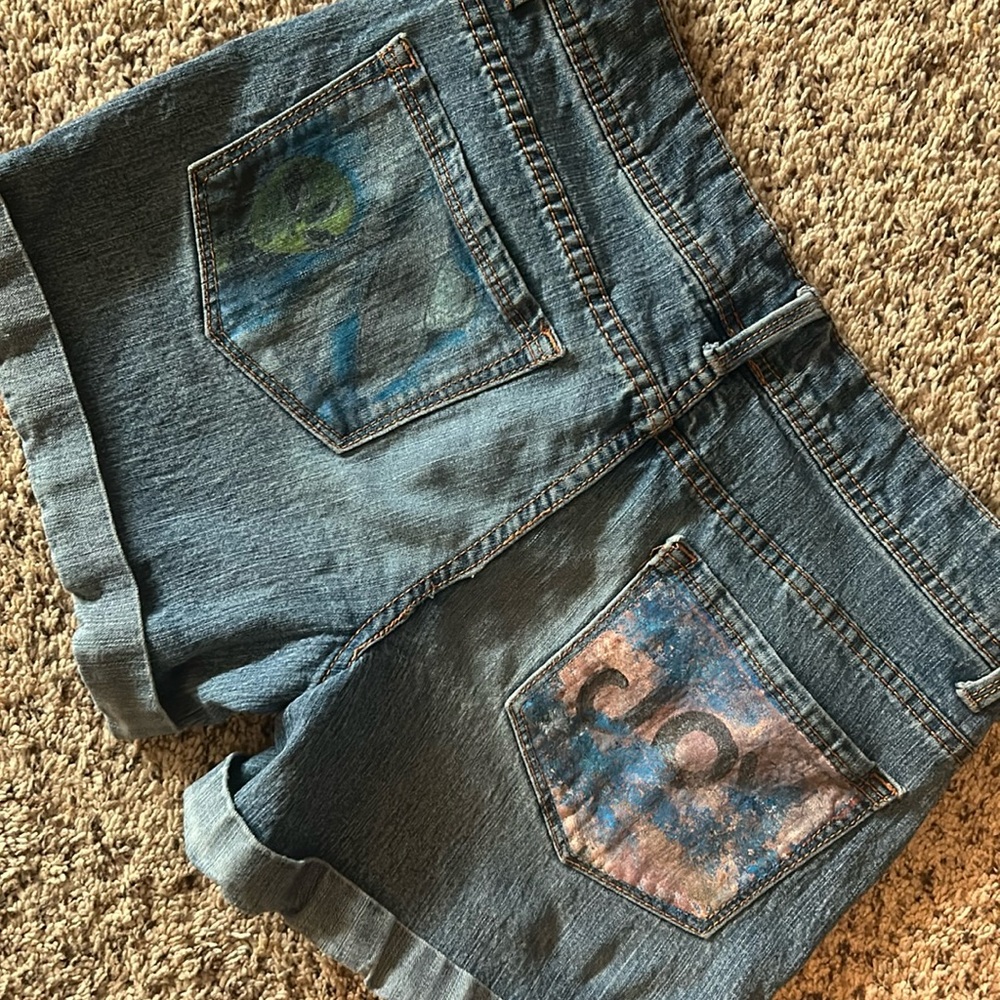Faded Glory painted back pockets.Great con. Size4.cuffs.1”. 4”inseam.3 1/2”zipp.